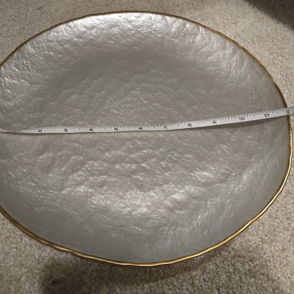 Elegant Metallic Plates with Gold Rim - Picture 5 of 5